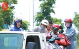 CSGT Hà Nội ứng trực hỗ trợ người dân di chuyển qua vùng ngập úng